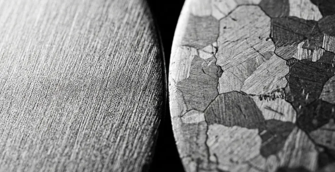 Comparaison microscopique entre matériaux nanostructurés et alliages traditionnels montrant la différence de structure des grains