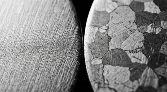 Comparaison microscopique entre matériaux nanostructurés et alliages traditionnels montrant la différence de structure des grains