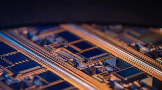 Vue microscopique d'un processeur moderne avec architecture nanométrique illuminée en bleu et orange