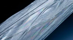 Vue microscopique de couches nanométriques de matériaux barrière transparents empilés sur un substrat plastique