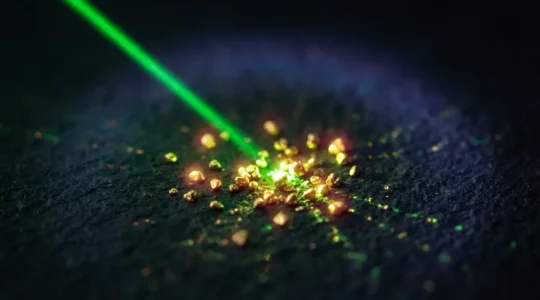 Nanoparticules d'or plasmoniques illuminées par laser générant des électrons chauds pour la catalyse chimique