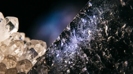 Vue comparative montrant la transformation des propriétés physico-chimiques des matériaux à l'échelle nanométrique